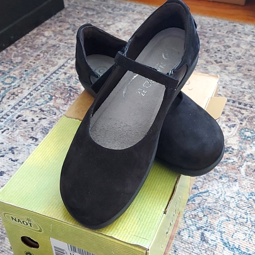 BNIB NAOT black velvet Madras reka